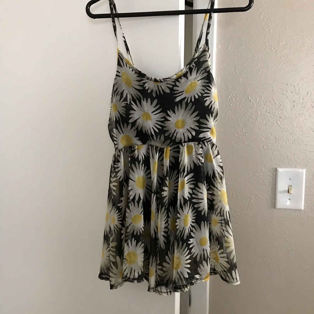 🛑 2 for$24 Brandy Melville daisies top
